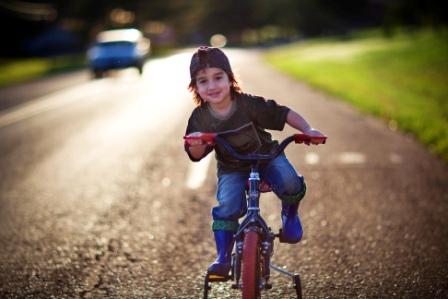 子供に自転車に乗るよう教える