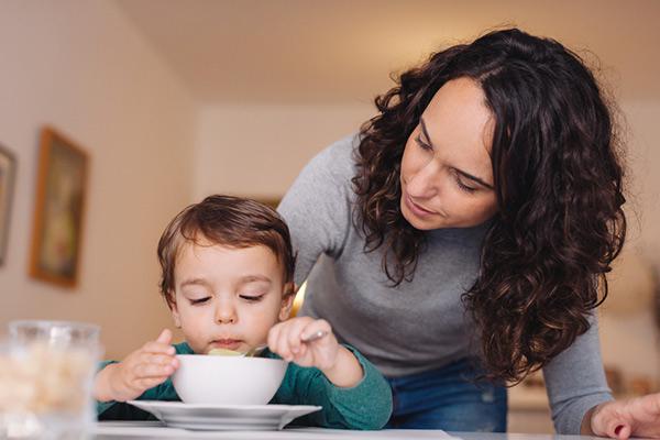 自宅で子供のために健康なスープを調理する方法 