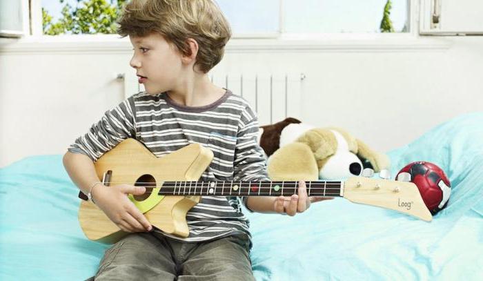ギター：夢の本。なぜ壊れたギター、子供のギターがギターを弾くのですか？