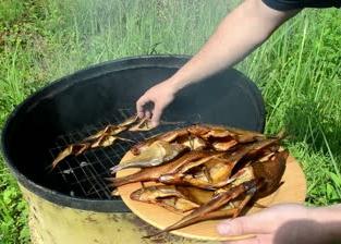 Alderのおがくずを使って、国の煙草屋で魚を煙る方法