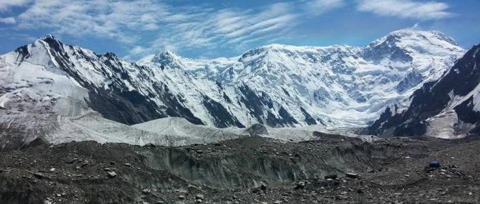 キルギスとカザフスタンの山