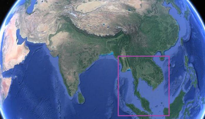 半島とは何ですか？どの半島が東に位置していますか：ヒンドスタンまたはインドシナ？