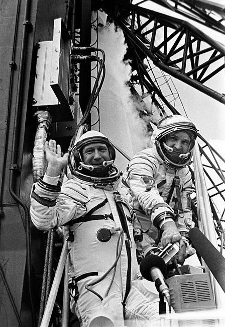 オープンスペースで最初のAlexey Leonov 