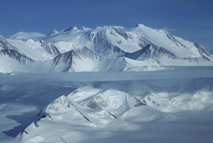 地球上の最高峰。ユーラシアとロシアで世界一高い山は何ですか？