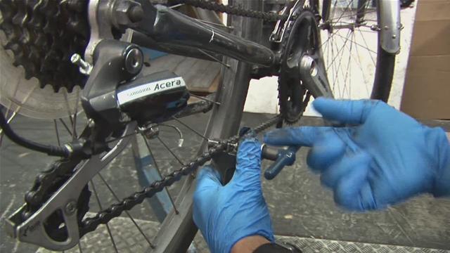 自転車にチェーンを設置する